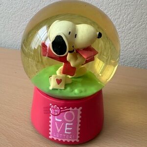 Snoopy Peanuts Valentines Water Globe Red "Love" Kurt Adler Musical Pink